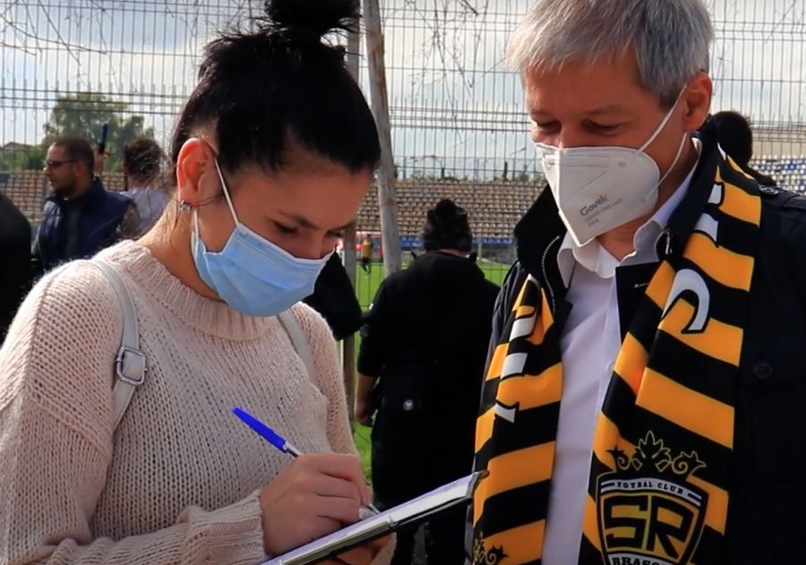 Captură YouTube Alianța USR PLUS VIDEO Culisele legăturilor dintre Dacian Cioloș, Allen Coliban și o echipă de tradiție din România » Ex-premierul, ultras de ocazie la un meci din Liga 3