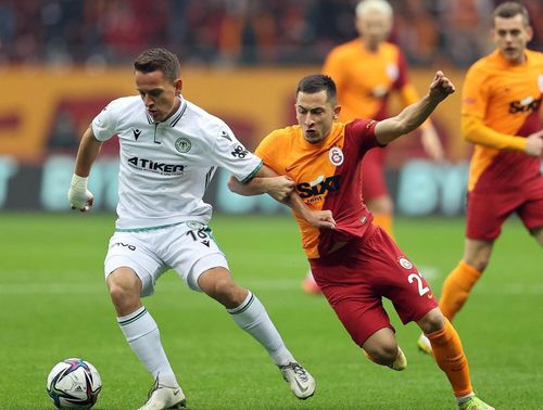 Alexandru Cicâldău (#33) este titular în Galatasaray - Konyaspor // foto: Facebook @ Galatasaray