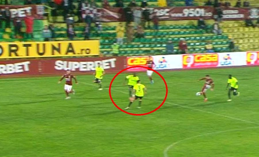 Burcă și Cestor încearcă să îl lase pe Bălan în ofsaid / FOTO: Captură @Telekom Sport 1 Dan Petrescu, discurs sincer după eșecul cu Rapid: „Iei fix ce meriți! Trebuie să revenim la ce făceam în anii trecuți”
