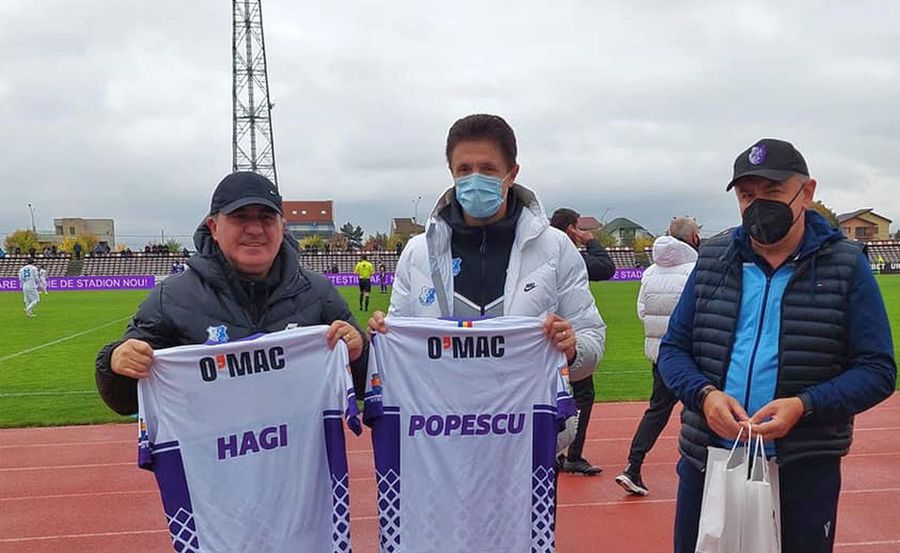 Hagi și Popescu au fost premiați la Pitești / Sursă foto: Facebook @FC Argeș Gică Hagi consideră că a fost viciere de rezultat la Pitești: „Ofsaid clar la primul gol”