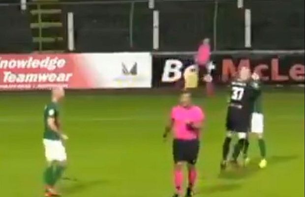 Moment șocant: un portar a fost eliminat după ce și-a atacat coechipierul!