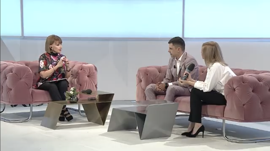 Instantaneu din timpul emisiunii prezentate de Marina Almășan TVR a îngenuncheat în fața ministrului sportului » Adevărate ode preț de 30 de minute pentru Eduard Novak: „Domnule ministru, o bucurie să vă avem alături. Sănătate, succese, de toate!”