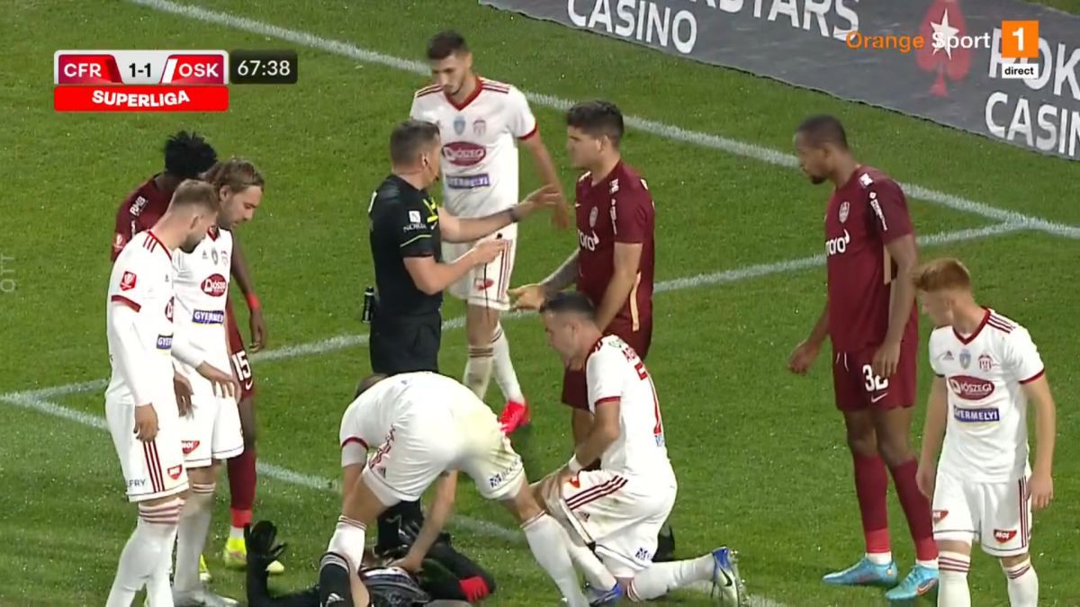 Momentul de panică din CFR Cluj - Sepsi, taxat în direct pe transmisiune: „Jucătorii ăștia n-au și ei părinți acasă?!”