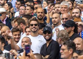 Dani Alves a văzut Real Madrid - Barcelona din mijlocul fanilor madrileni » Surpriză: ce fost antrenor român apare cu el în poză