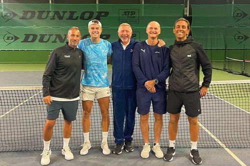 Holger Rune, al doilea de la stânga la dreapta, alături de Boris Becker, în centru // sursă foto: Instagram