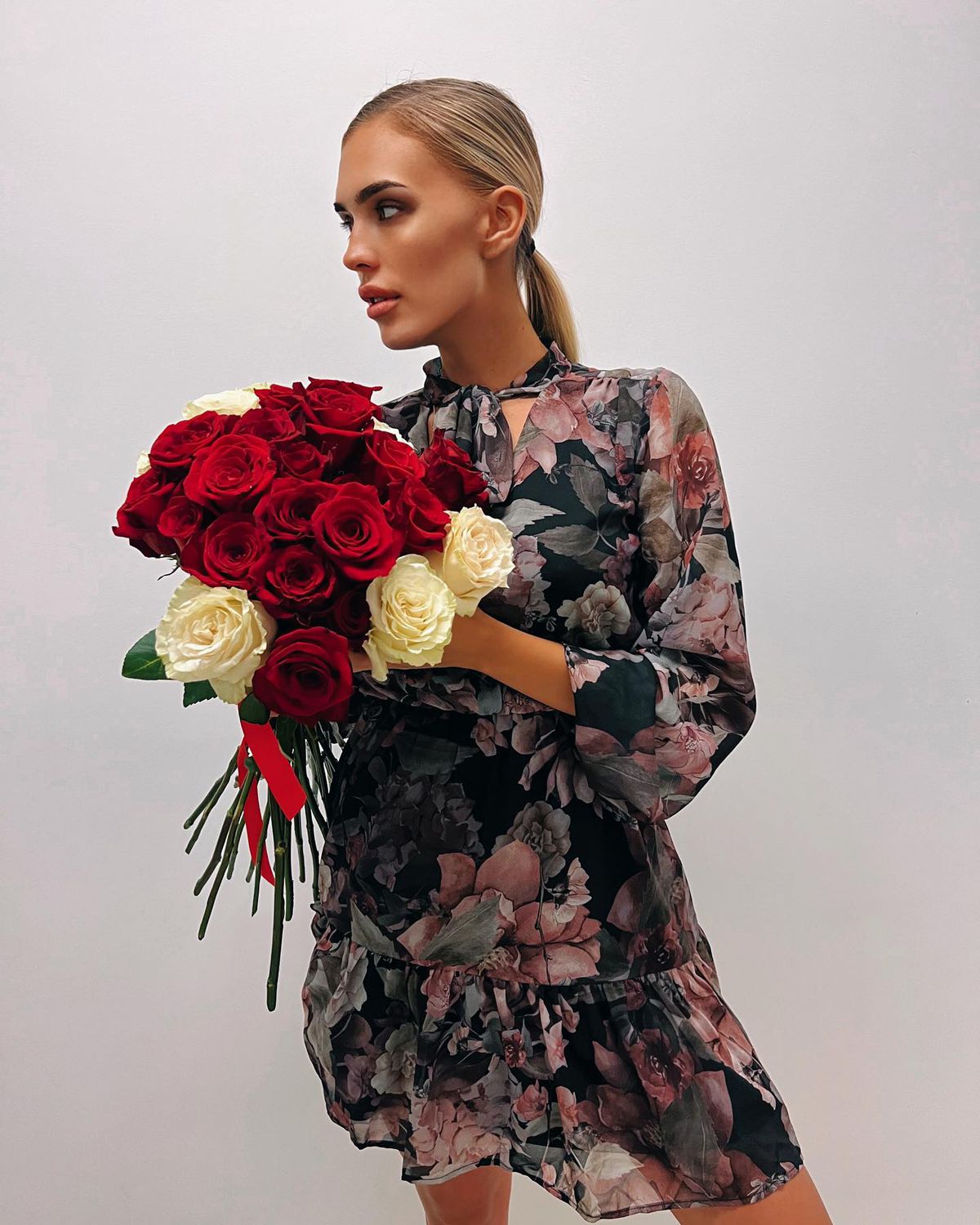 Ioana-Adriana Mitran face ravagii pe circuitul fierbinte din Moto GP » Escapadă în Indonezia pentru o vacanță exotică