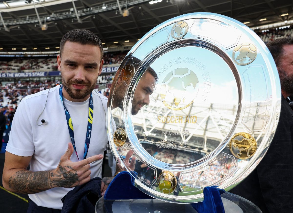 Fostul membru al trupei One Direction a murit la doar 31 de ani, după ce a căzut de la balcon » Mare pasionat de fotbal, a îmbrăcat în mai multe ocazii tricoul Three Lions