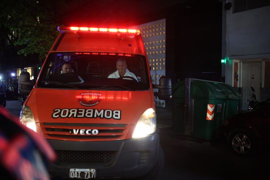 Poliția și pompierii lucrează la locul faptei, la hotelul Casa Sur, unde fostul membru One Direction Liam Payne a fost găsit fără suflare în Buenos Aires. Foto: Getty Images