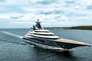 Patronul din Premier League, cu superiahtul pe Tamisa » Are 122 de metri, 3 etaje, heliport și 3 piscine!