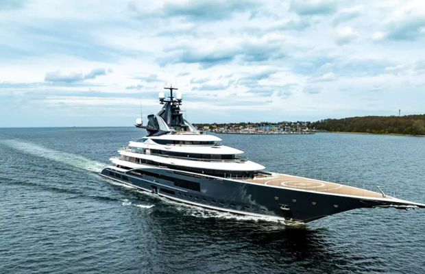 Patronul din Premier League, cu superiahtul pe Tamisa » Are 122 de metri, 3 etaje, heliport și 3 piscine!