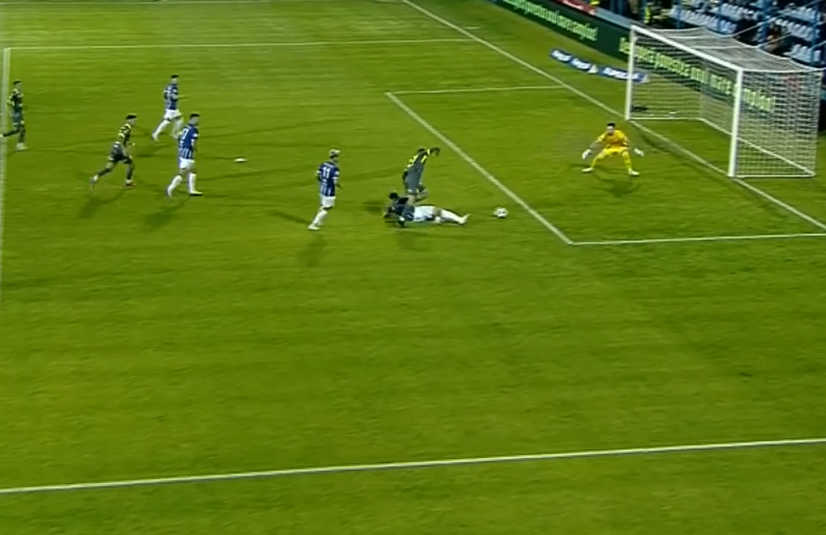 Radu Petrescu, „praf” la Farul Constanța - FC Argeș: a acordat un penalty, anulat ulterior de VAR. În plus, a iertat un jucător de eliminare