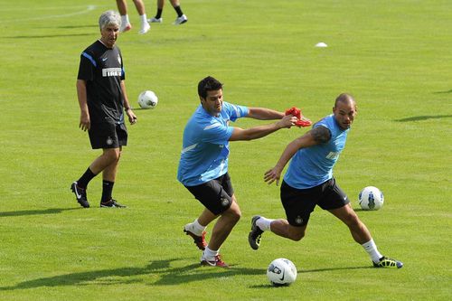 Gian Piero Gasperini, la un antrenament la Inter în toamna lui 2011 cu Cristi Chivu și Wesley Sneijder / Foto: Imago