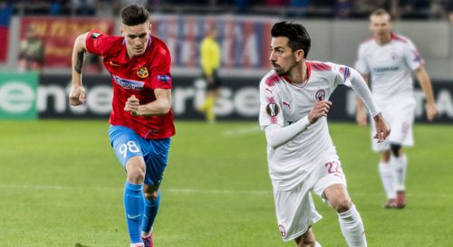Isaac Cuenca în duel cu Dennis Man, FCSB - Hapoel Be'er Sheva, Europa League 2017 / FOTO ImagoImages