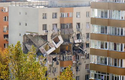 Tatăl lui Costel Gâlcă locuiește imediat lângă blocul care a explodat în Rahova! Antrenorul a copilărit în acel imobil