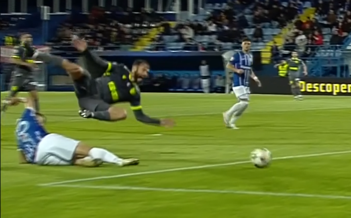 Radu Petrescu, „praf” la Farul Constanța - FC Argeș: a acordat un penalty, anulat ulterior de VAR. În plus, a iertat un jucător de eliminare