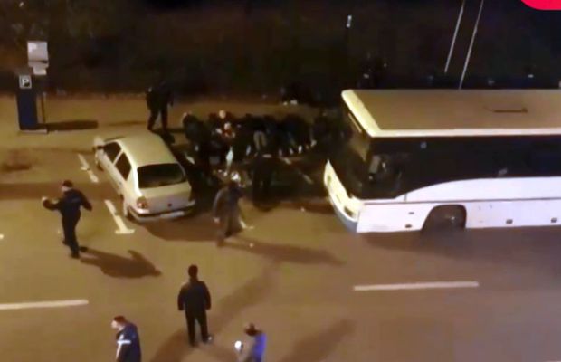 FC ARGEȘ - PETROLUL // VIDEO Scandal în centrul Piteștiului! 30 de fani ploieșteni au fost arestați