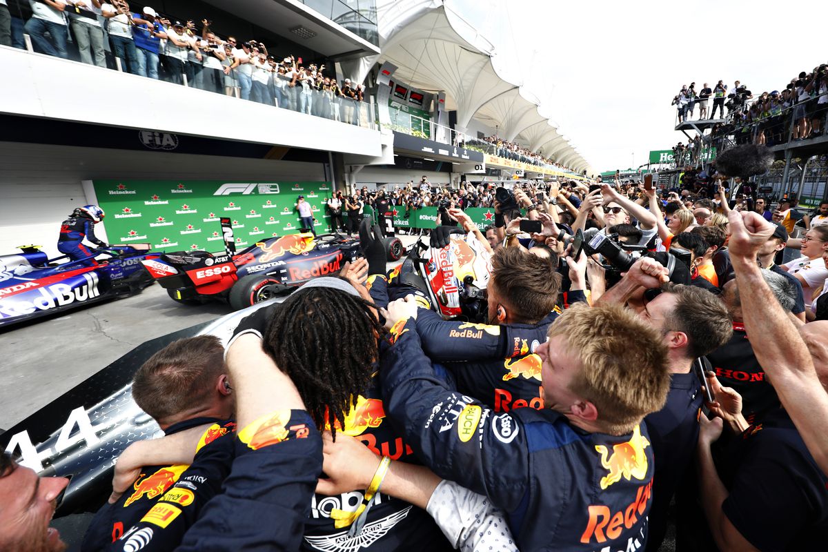 Și-a lăsat părul la Ferrari? :) Sebastian Vettel surprinde cu noul look: fanii au glumit pe seama lui pe internet