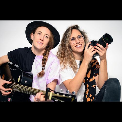 Kiki și Mireya, nedezlipite de chitară, respectiv aparatul foto