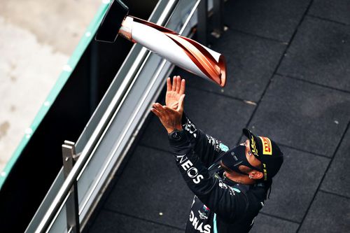 Lewis Hamilton cu trofeul din Turcia, care i-a adus al 7-lea titlu Foto Guliver/GettyImages
