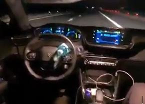 „Nu e nimeni la volan, da? Conduce sticla cu apă, așa se face!” » Ce a pățit un șofer român inconștient pe autostradă