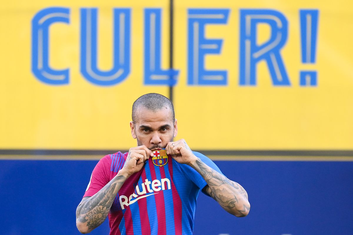 Cum a apărut astăzi Dani Alves la prezentarea la Barcelona » Și-a explicat gestul inedit