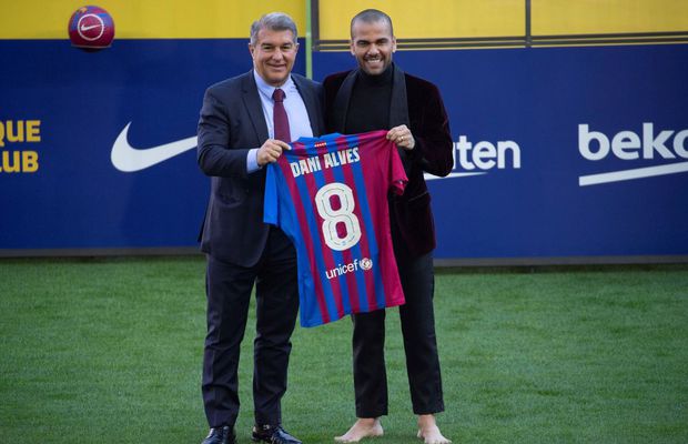 Cum a apărut astăzi Dani Alves la prezentarea la Barcelona » Și-a explicat gestul inedit