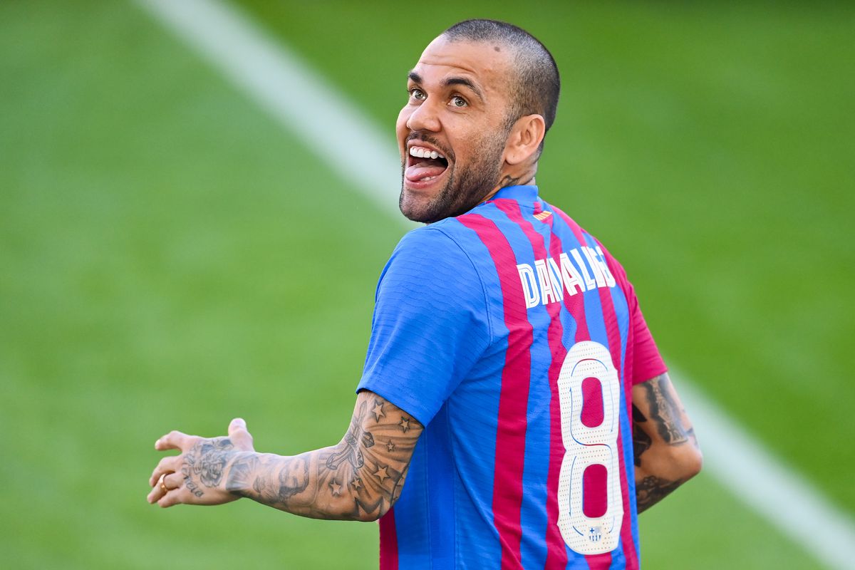 Cum a apărut astăzi Dani Alves la prezentarea la Barcelona » Și-a explicat gestul inedit