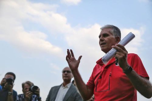 Carlos Queiroz, în roșu, nu mai e pe placul suporterilor iranieni // Foto: Imago