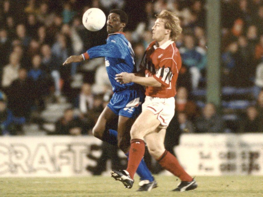 Roger Palmer, în albastru, fotografiat în 1991, unul dintre cei mai buni jucători din istoria echipei // Foto: Imago Cluburi uitate: Oldham » Una dintre grupările fondatoare ale Premier League se zbate acum în a cincea ligă din Anglia