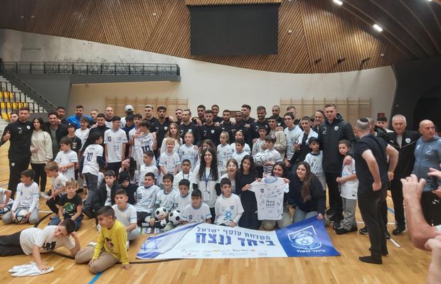 Alt gest emoționant. Copiii israelieni rămași orfani după atacul Hamas s-au întâlnit cu jucătorii naționalei