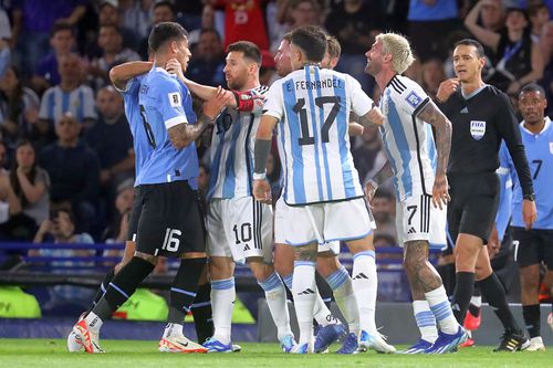 Messi i-a băgat mâna în gât lui Olivera în Argentina - Uruguay // foto: Guliver/gettyimages