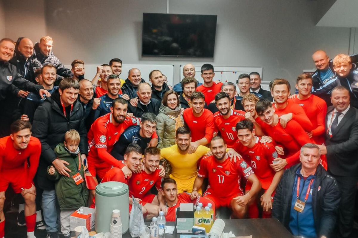 Imagini rar întâlnite: președintele Moldovei a urmărit meciul din mijlocul suporterilor! Fanii s-au înghesuit pentru poze și autografe