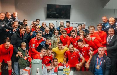 Imagini rar întâlnite: președintele Moldovei a urmărit meciul din mijlocul suporterilor! Fanii s-au înghesuit pentru poze și autografe