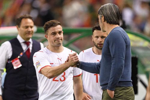 Shaqiri, salutându-l pe Murat Yakin // sursă foto: Imago Images