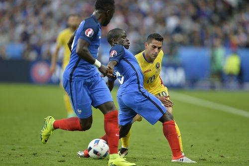 Nicolae Stanciu, în duel cu N'Golo Kante, în meciul Franța - România 2-1, de la Euro 2016