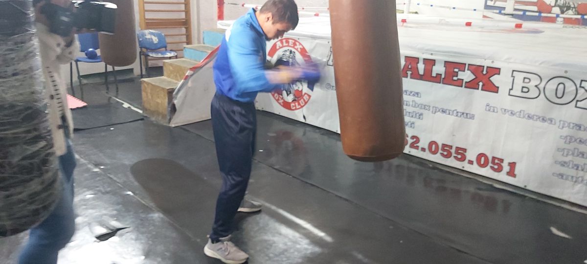 „Fără droguri, femei, băutură, nimic nu mă deraiază!” » La doar 18 ani, Antonio Dumitru s-a metamorfozat dintr-un puști grăsuț într-un boxer care lovește năprasnic: „Casca de amatori mă sufocă!”