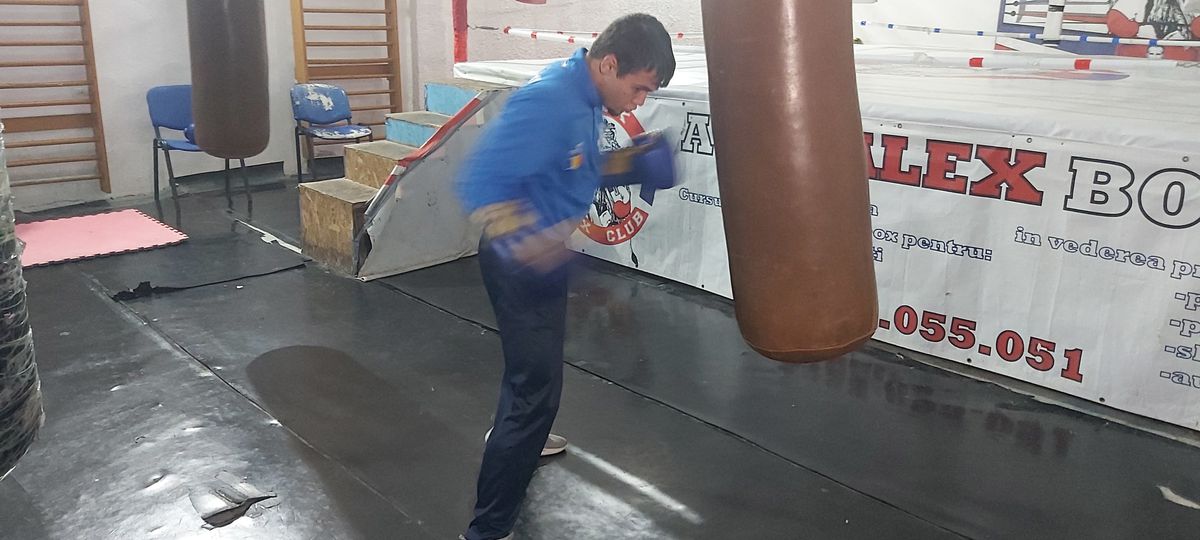 „Fără droguri, femei, băutură, nimic nu mă deraiază!” » La doar 18 ani, Antonio Dumitru s-a metamorfozat dintr-un puști grăsuț într-un boxer care lovește năprasnic: „Casca de amatori mă sufocă!”