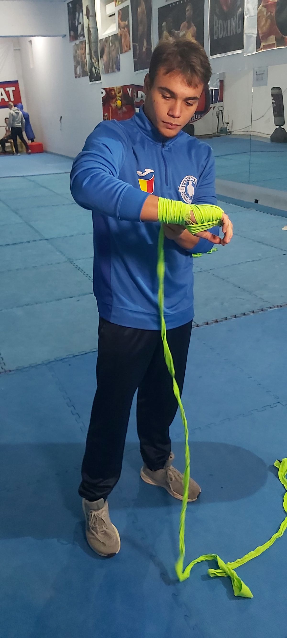 „Fără droguri, femei, băutură, nimic nu mă deraiază!” » La doar 18 ani, Antonio Dumitru s-a metamorfozat dintr-un puști grăsuț într-un boxer care lovește năprasnic: „Casca de amatori mă sufocă!”