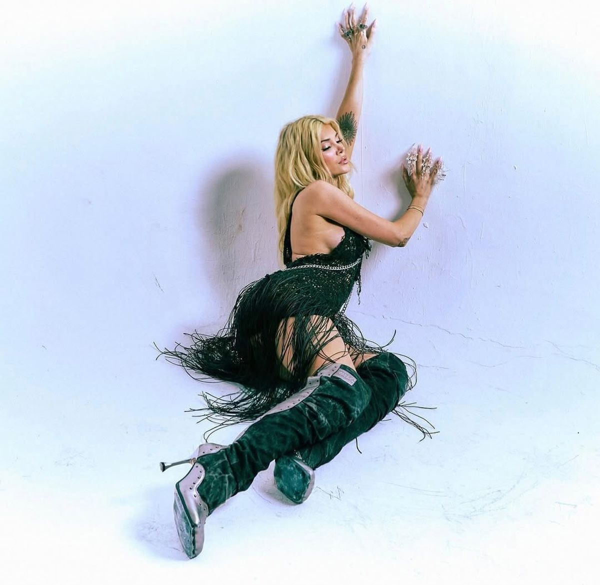 De ce era așa nervos Amir Rrahmani, instigatorul-șef de la România - Kosovo: s-a despărțit recent de cea mai cunoscută artistă din țara sa » Are o melodie cu aproape 1 miliard de vizualizări