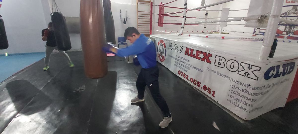 „Fără droguri, femei, băutură, nimic nu mă deraiază!” » La doar 18 ani, Antonio Dumitru s-a metamorfozat dintr-un puști grăsuț într-un boxer care lovește năprasnic: „Casca de amatori mă sufocă!”
