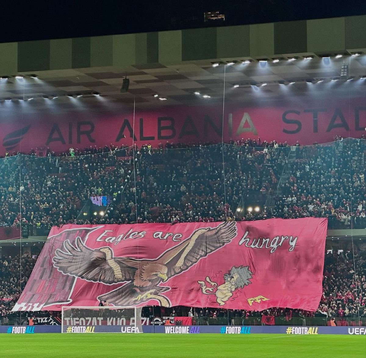 Vulturul albanez, semnul făcut de kosovari pe Arena Națională, a fost afișat într-o scenografie de proporții în Liga Națiunilor