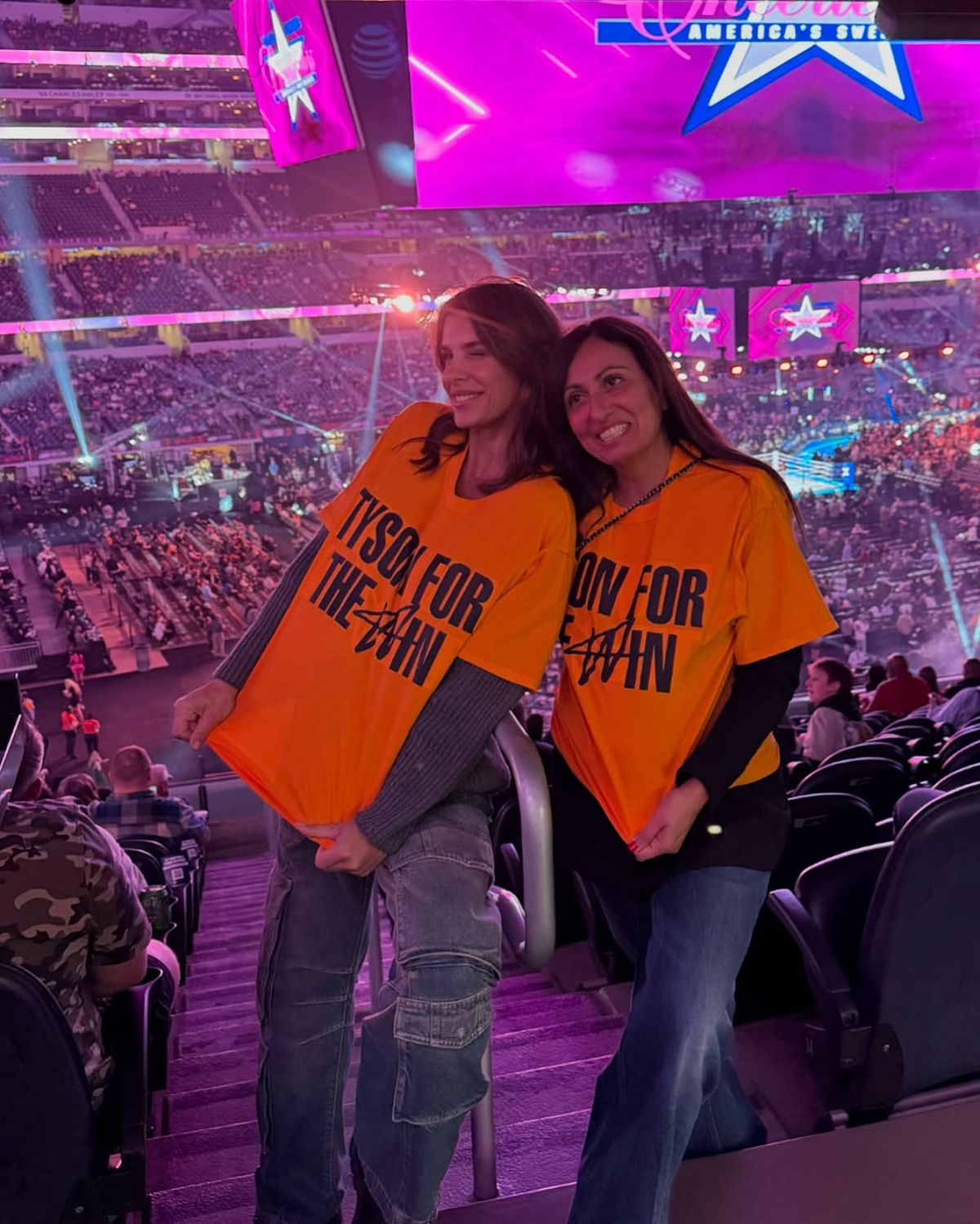 „A fost sau nu blat Tyson vs Paul?” » Elisabetta Canalis a apărut la meci într-o ținută electrizantă, iar iubitul ei român a dat verdictul