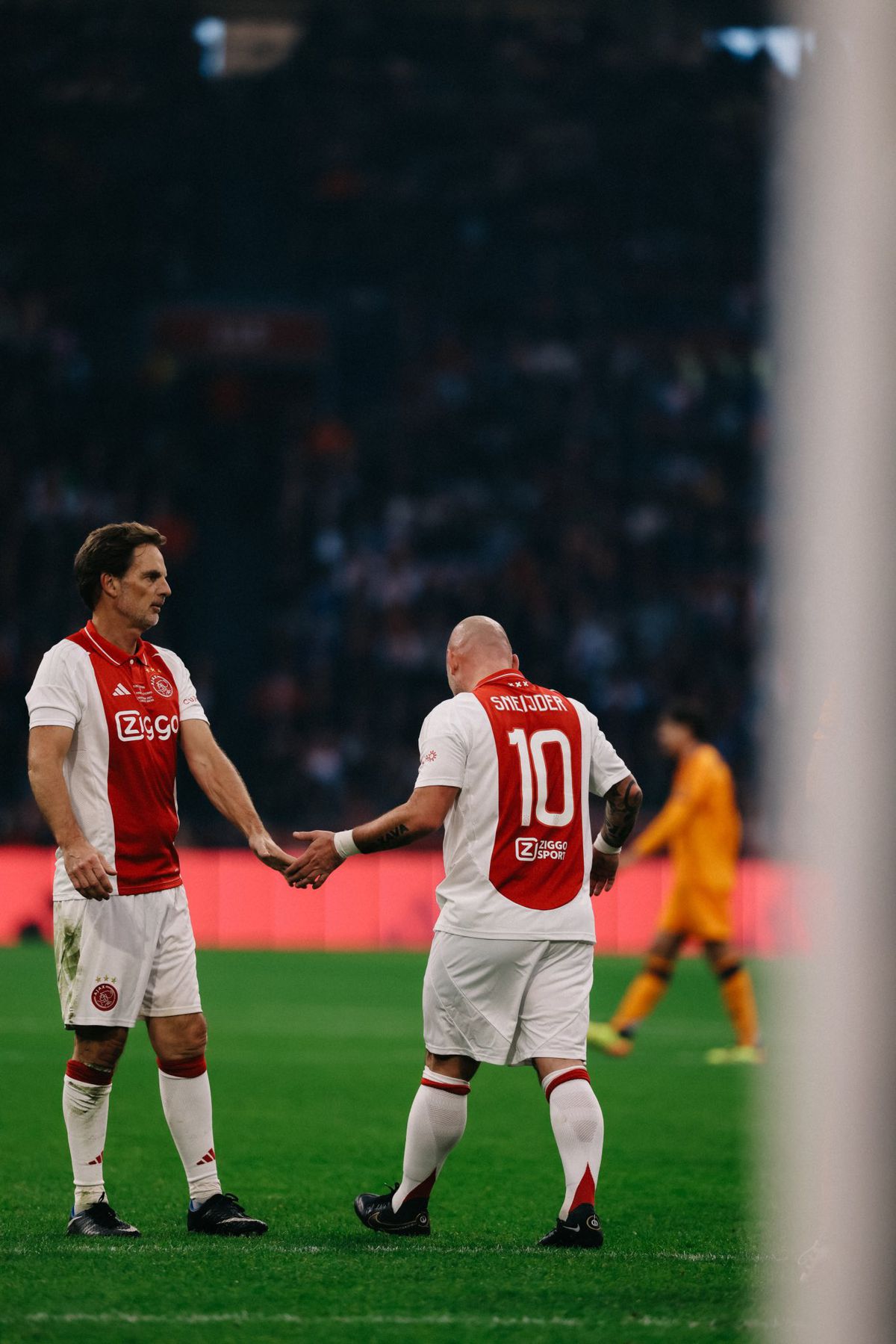 Cristi Chivu a revenit pe teren, la 44 de ani! Titular în meciul în care Ajax și-a schimbat sigla, contra legendelor Realului