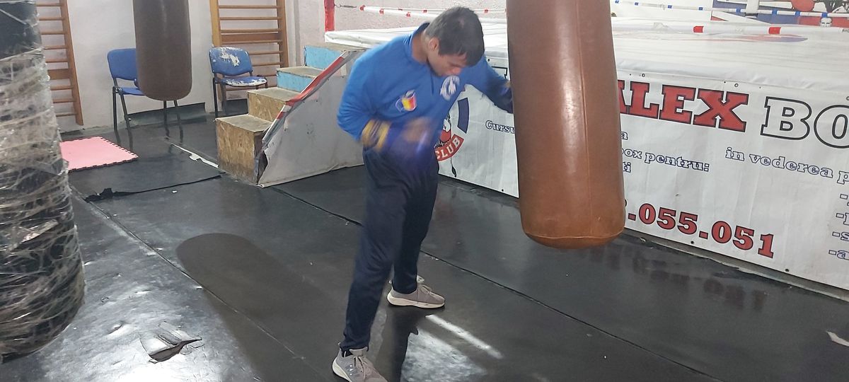 „Fără droguri, femei, băutură, nimic nu mă deraiază!” » La doar 18 ani, Antonio Dumitru s-a metamorfozat dintr-un puști grăsuț într-un boxer care lovește năprasnic: „Casca de amatori mă sufocă!”