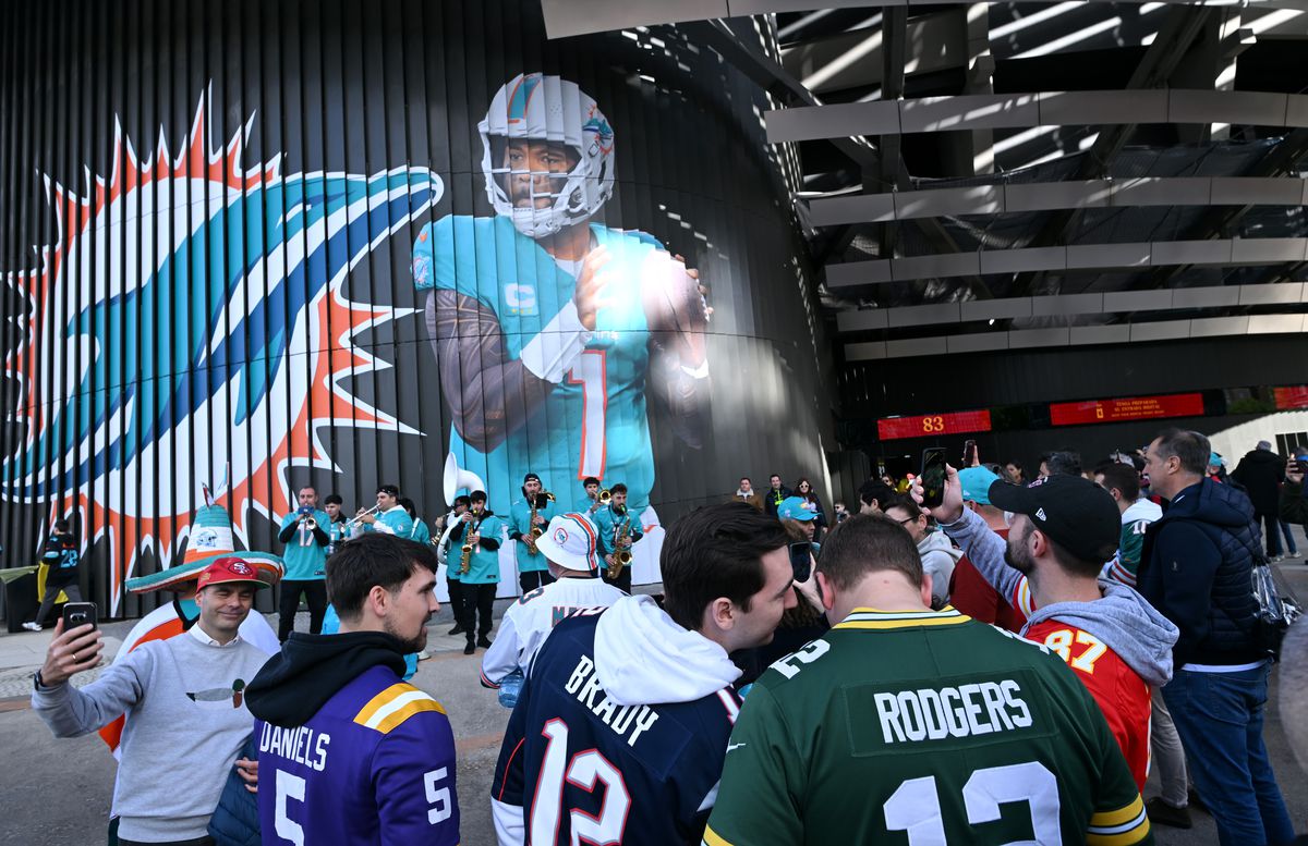 În fața lui Cristian Chivu și a Nadiei Comăneci, două echipe din NFL au oferit un meci spectaculos pe Santiago Bernabeu, încheiat după prelungiri