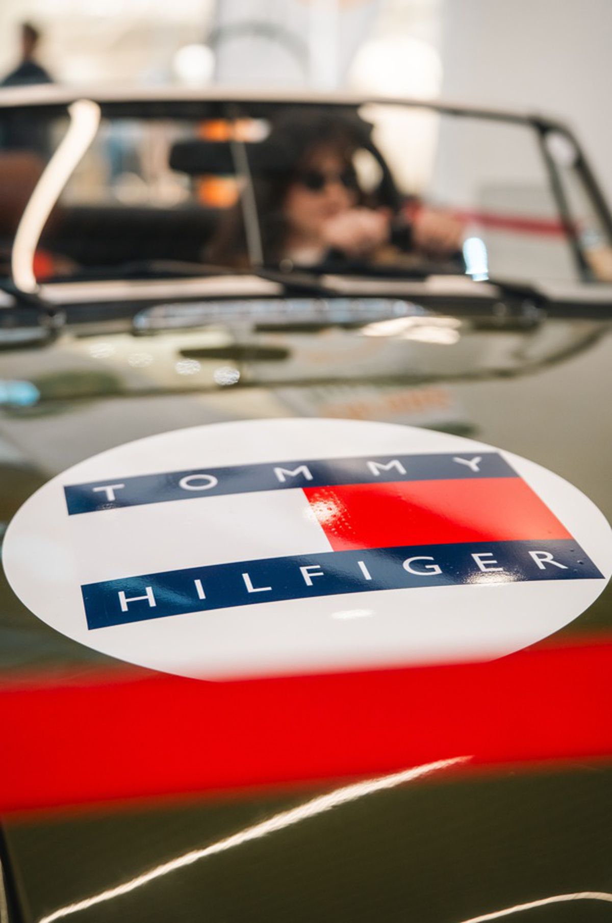 Tommy Hilfiger și Retromobil Club România prezintă "Totul pe Noapte x Tommy Hilfiger 2025"