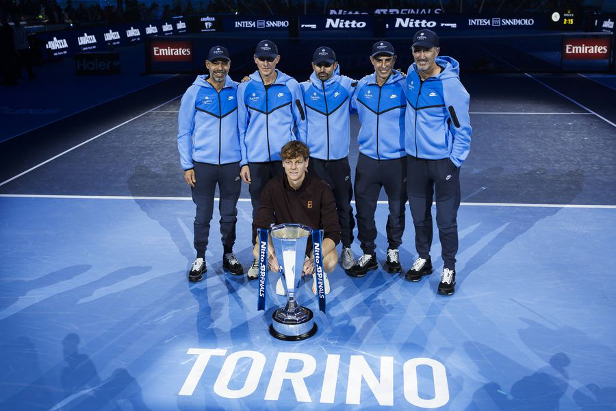 Jannik Sinner, alături de echipa lui din care face parte și Darren Cahill/Foto: Imago Images Darren Cahill îi prevede un viitor strălucit lui Jannik Sinner: „Cel mai bun tenis al său va veni când va avea 28, 29 și 30 de ani”