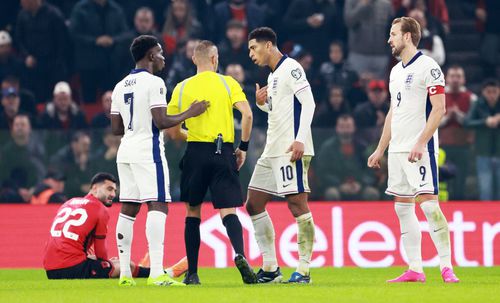 Jude Bellingham protestează după un fault comis și va vedea cartonașul galben / Foto: Imago