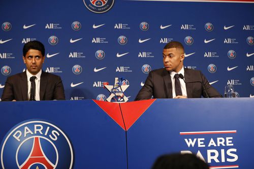 Președintele lui PSG, Nasser Al Khelaifi, a fost învins de fostul golgheter și căpitan al campioanei din Ligue 1, Kylian Mbappe / Foto: Imago
