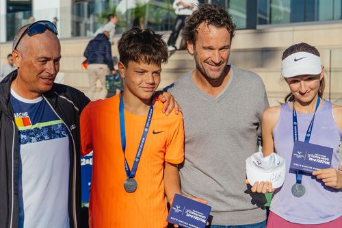 William Văsîi și Monica Iliescu, alături de Carlos Moya și de Cornel Enache, antrenorul lui William/Foto: Facebook (Academia Rafa Nadal)